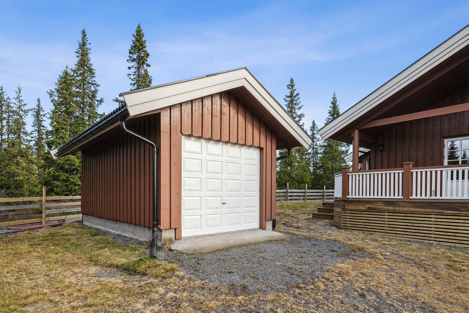 En frittstående garasje gir praktisk oppbevaring for bil, ski og utstyr. Galleribilde