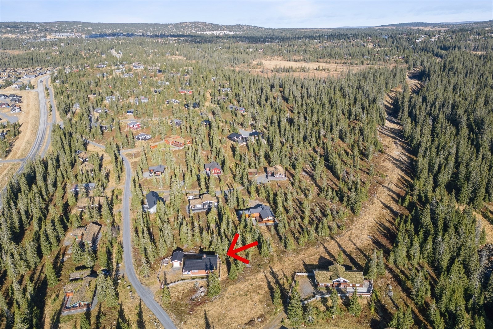 Hytta har en høy og fri beliggenhet i et etablert hytteområde på Sjusjøen. Galleribilde