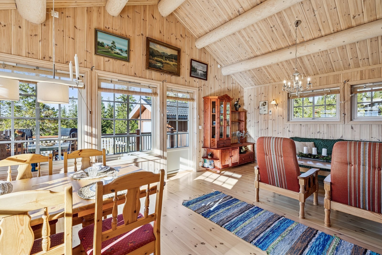 Den åpne løsningen gir en god romfølelse og sosial flyt mellom sonene. Galleribilde