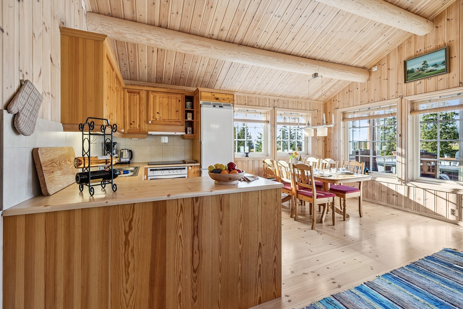 Kjøkkenet er praktisk utformet med en halvøy som gir ekstra benkeplass. Galleribilde