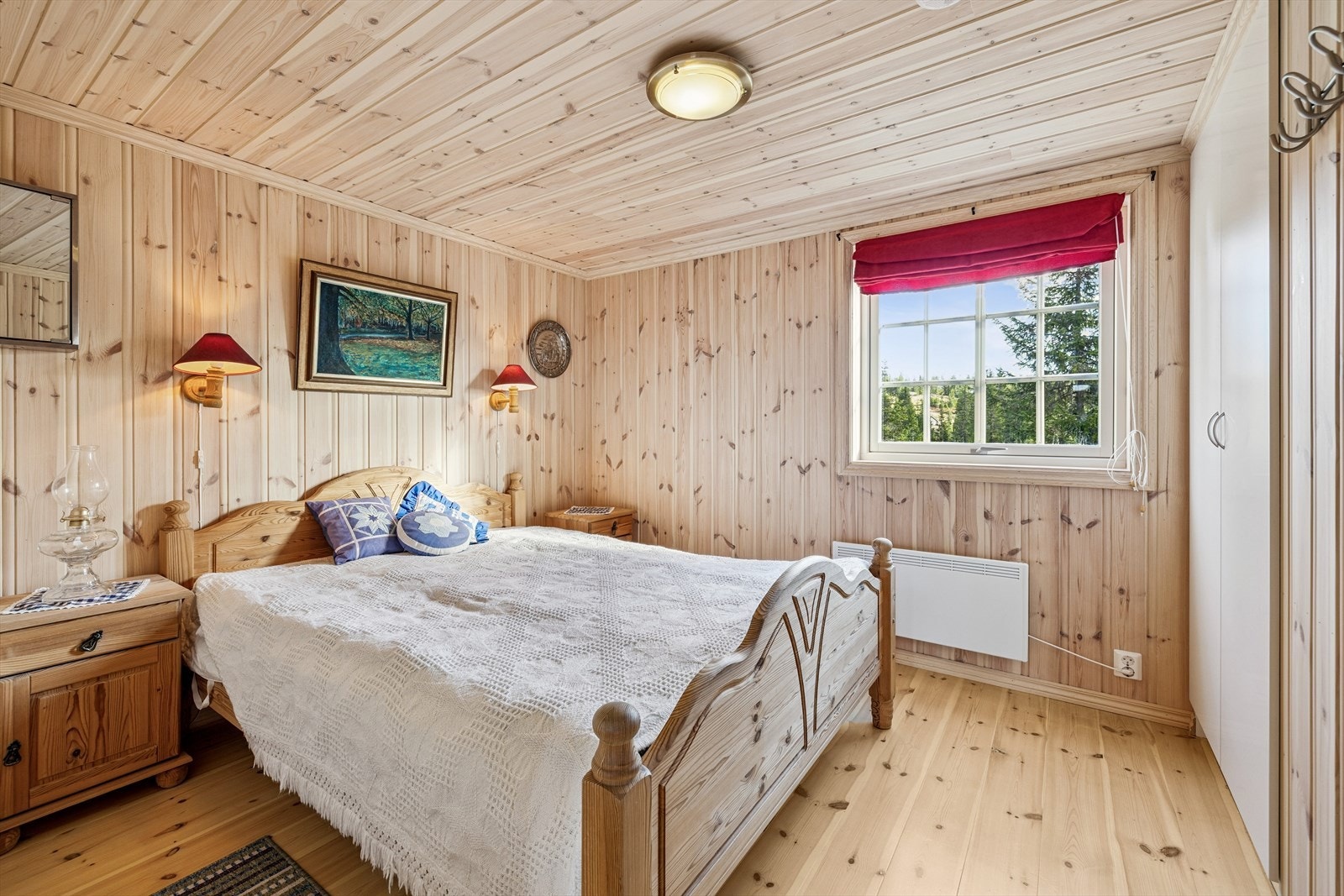 Hyttas hovedsoverom har plass til dobbeltseng og garderobeskap. Galleribilde