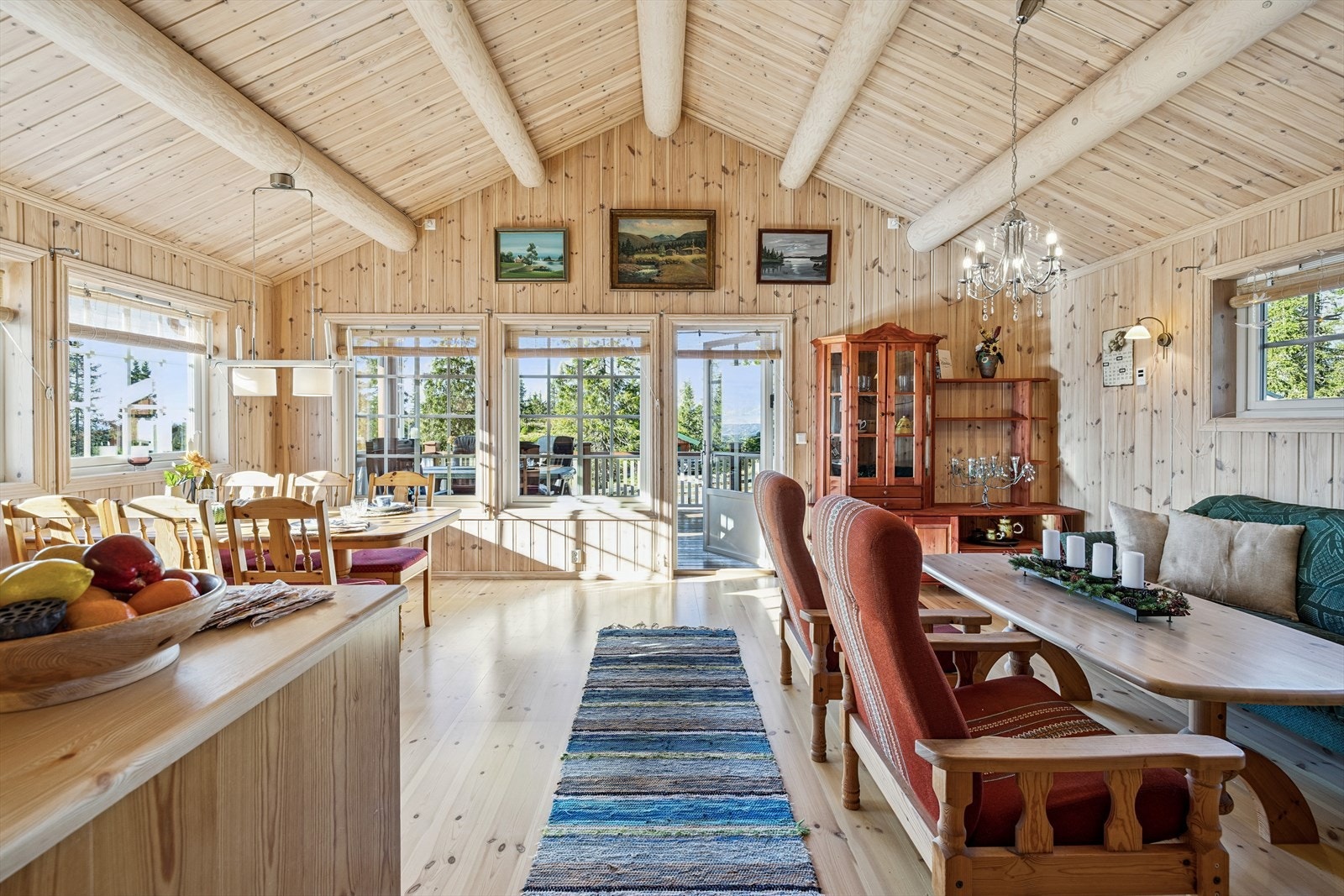 Det åpne allrommet har store vindusflater som slipper inn rikelig med dagslys. Galleribilde