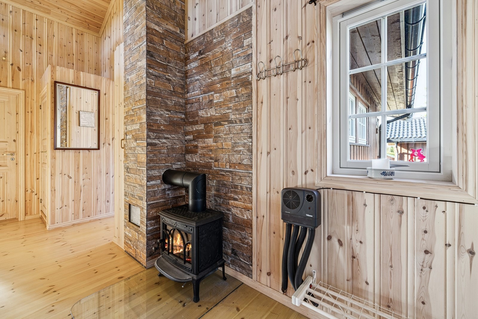 En vedovn i entreen sørger for lun varme etter skituren. Galleribilde