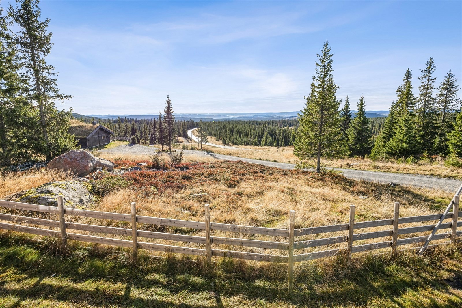 Fra eiendommen har man direkte tilgang til naturen. Galleribilde
