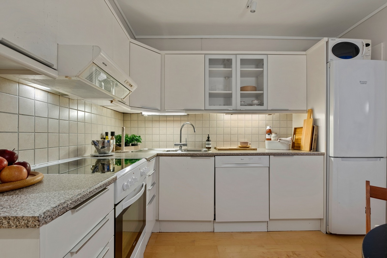 Kjøkkenet er på 10,2 kvm og har godt med skap- og benkeplass. Galleribilde