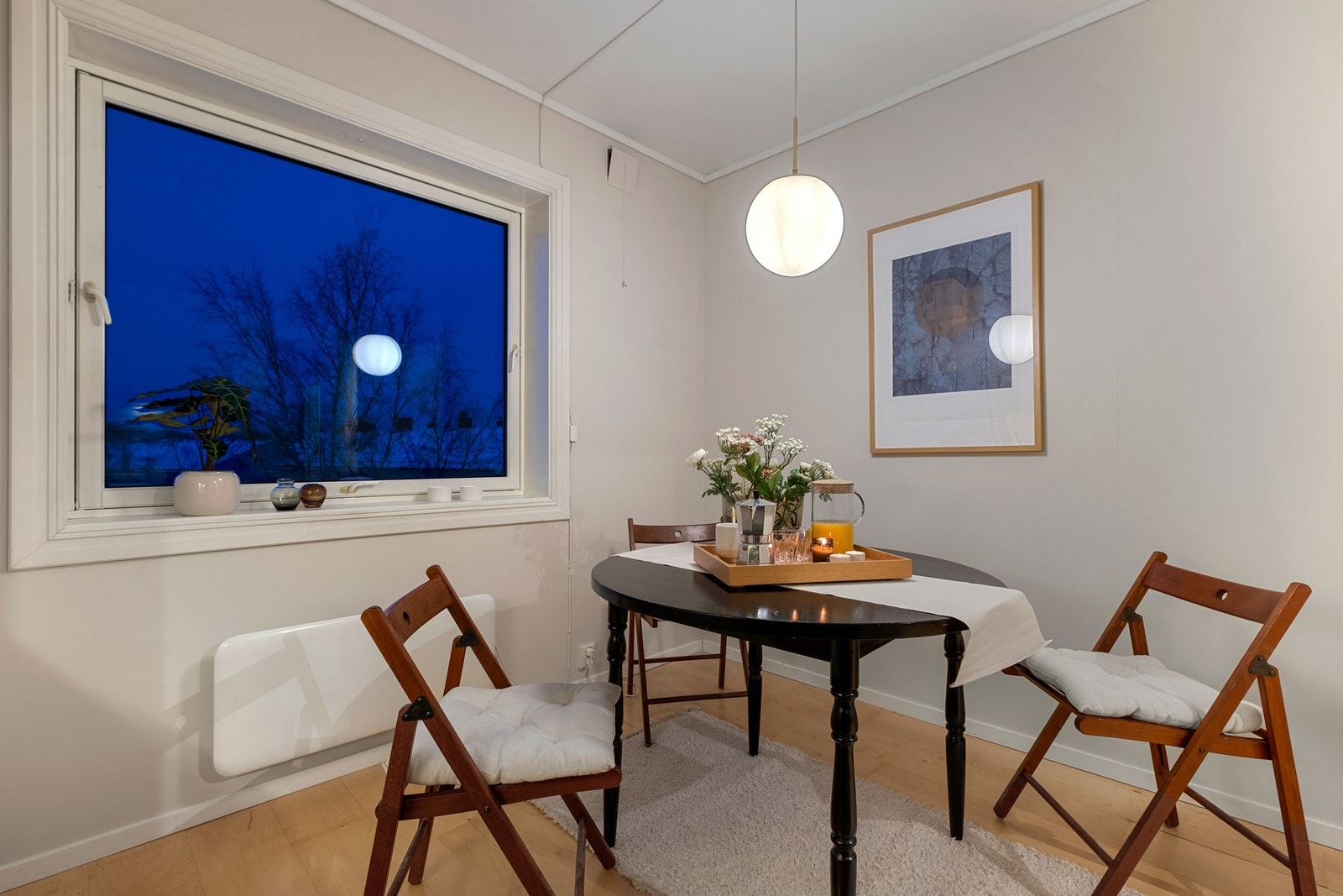 Plass til spisegruppe ved kjøkkenet. Galleribilde