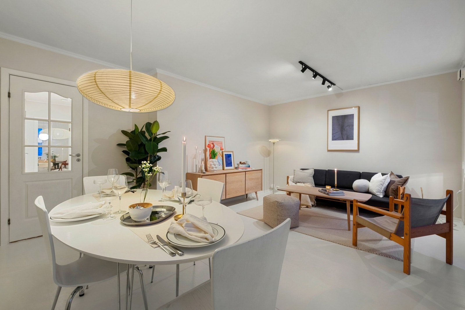 God plass til både sofakrok og spisegruppe på stua. Galleribilde