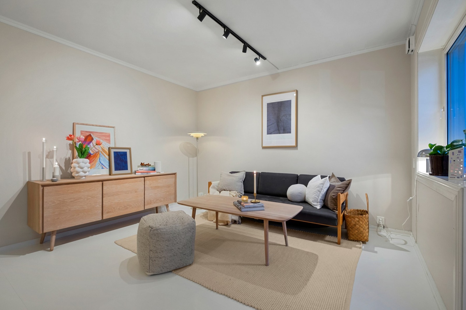 Leiligheten er malt opp i nyere tid og fremstår som pen og innbydende. Galleribilde