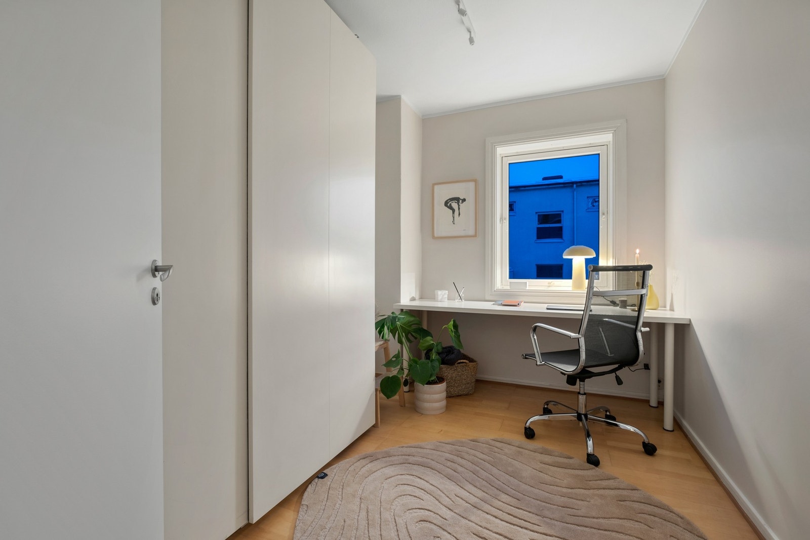 Romslig soverom nr. 2 / kontor på 8,1 kvm. Medfølgende garderobeskap. Galleribilde