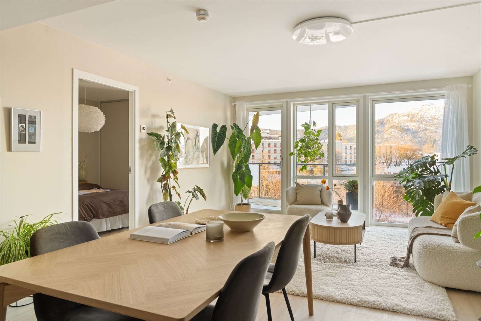 Vi beveger oss videre til boligens samlingspunkt, nemlig stuen og kjøkkenet. Galleribilde