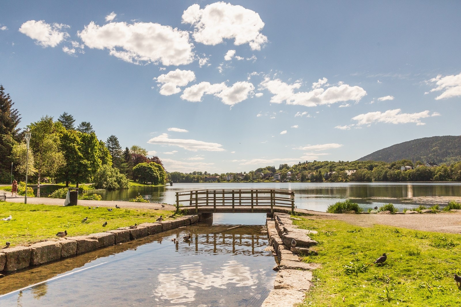 Skulle man ønske å ta trimmen utendørs kan turer rundt Tveitevannet, opp Landåsfjellet og Gullsteinen anbefales. Galleribilde