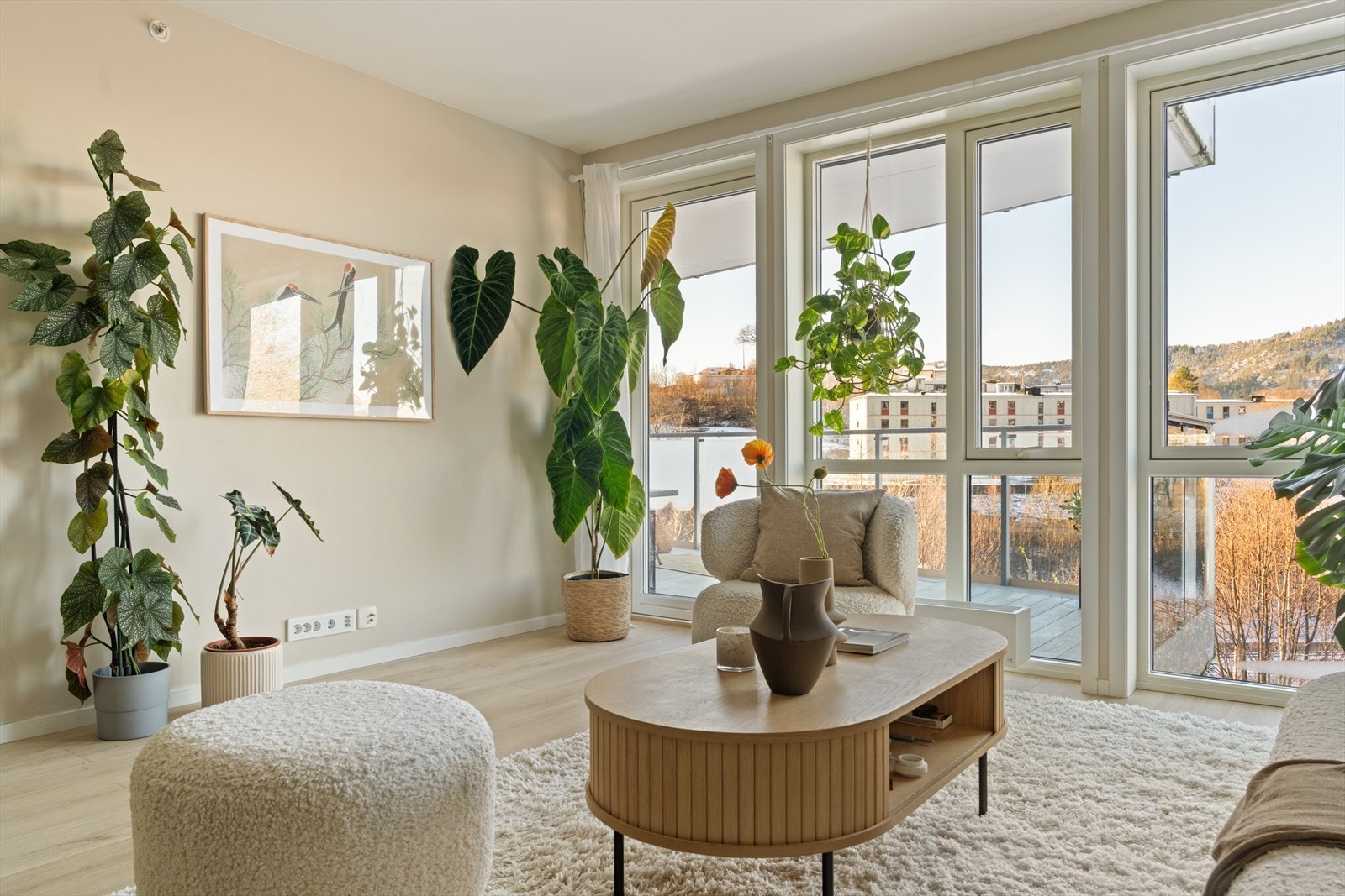 Her møtes vi av store vindusflater og en god takhøyde. Galleribilde