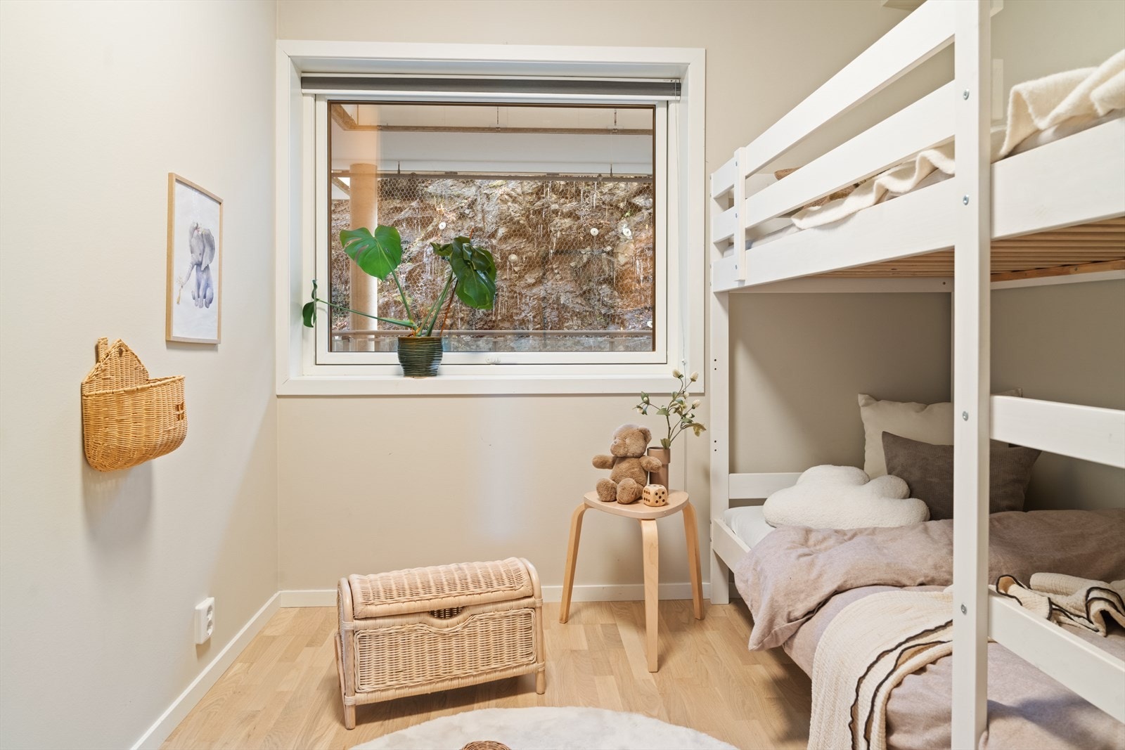 Soverom to er også av god størrelse og har plass til blant annet stor seng, nattbord og garderobeløsning. Rommet fungerer også fint som barnerom eller hjemmekontor. Galleribilde