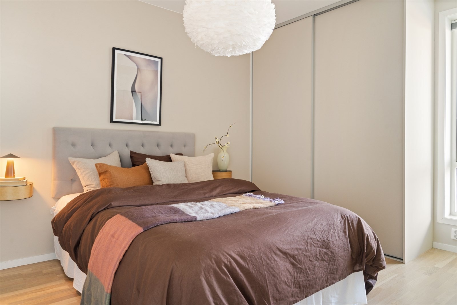 Her finner du plass til både stor seng, nattbord og rikelig med garderobeplass. Galleribilde