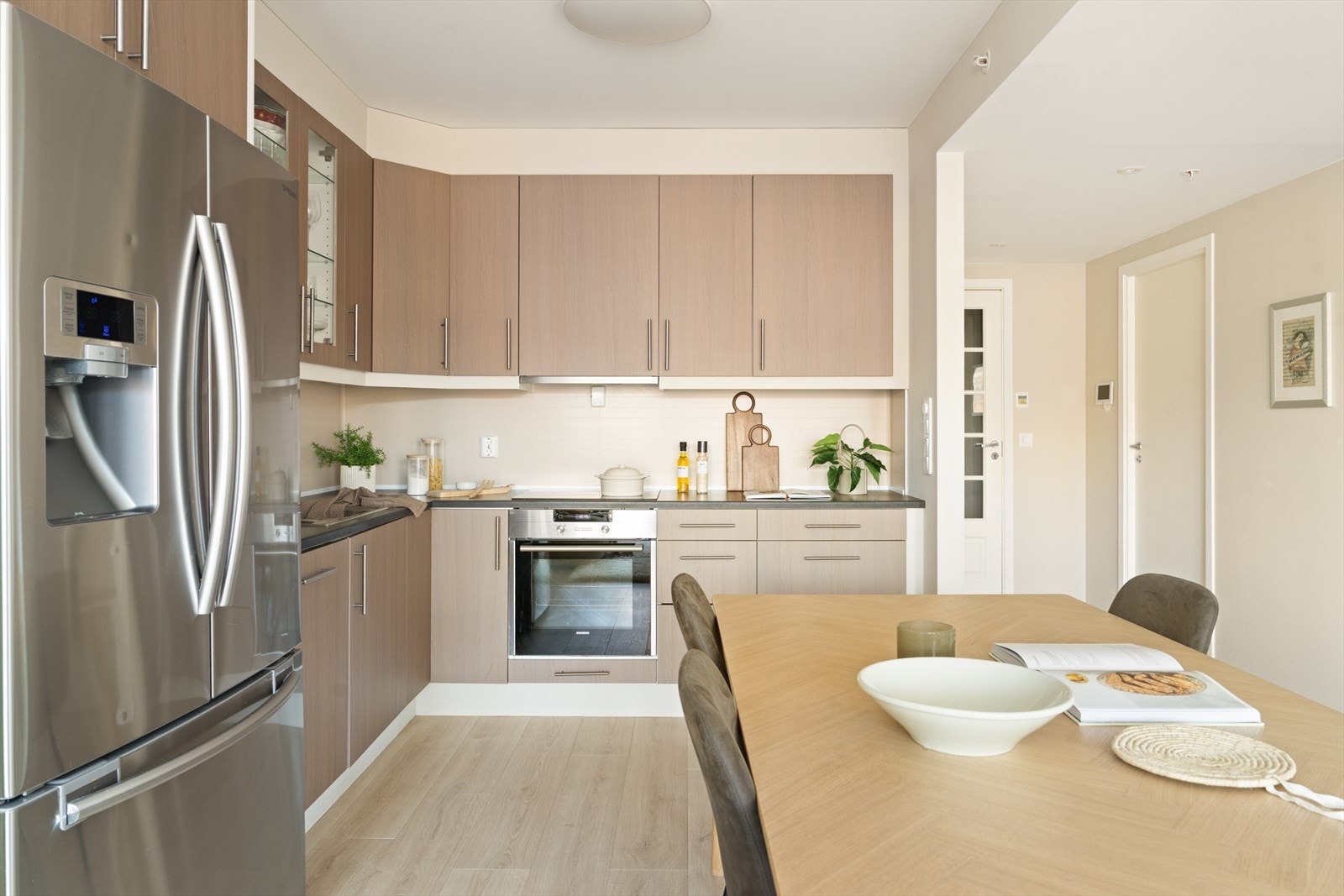 Av hvitevarer finner vi oppvaskmaskin, platetopp, stekeovn og ventilator som er integrert i innredningen. Galleribilde