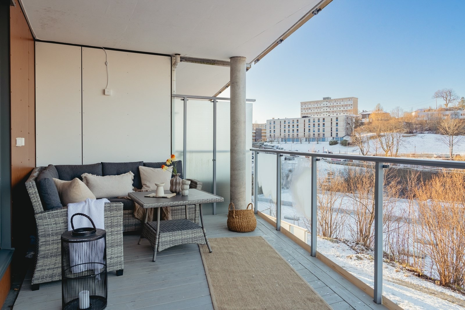 En flott 3-roms eierleilighet med sentral beliggenhet og en praktisk planløsning. Her kan du nyte en vestvendt balkong med flott utsikt mot Løvstakken, nærområdet og bykjernen. Galleribilde