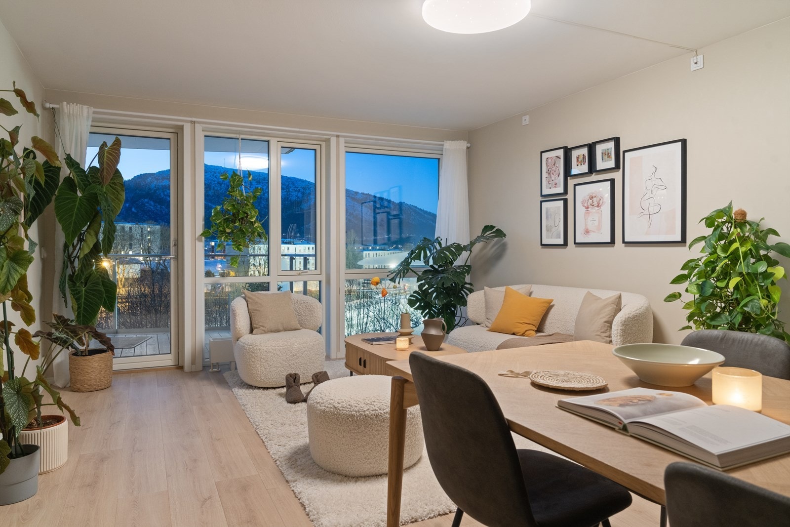 Stuens størrelse gir god plass til å møblere både med spise- og sofagruppe. Galleribilde