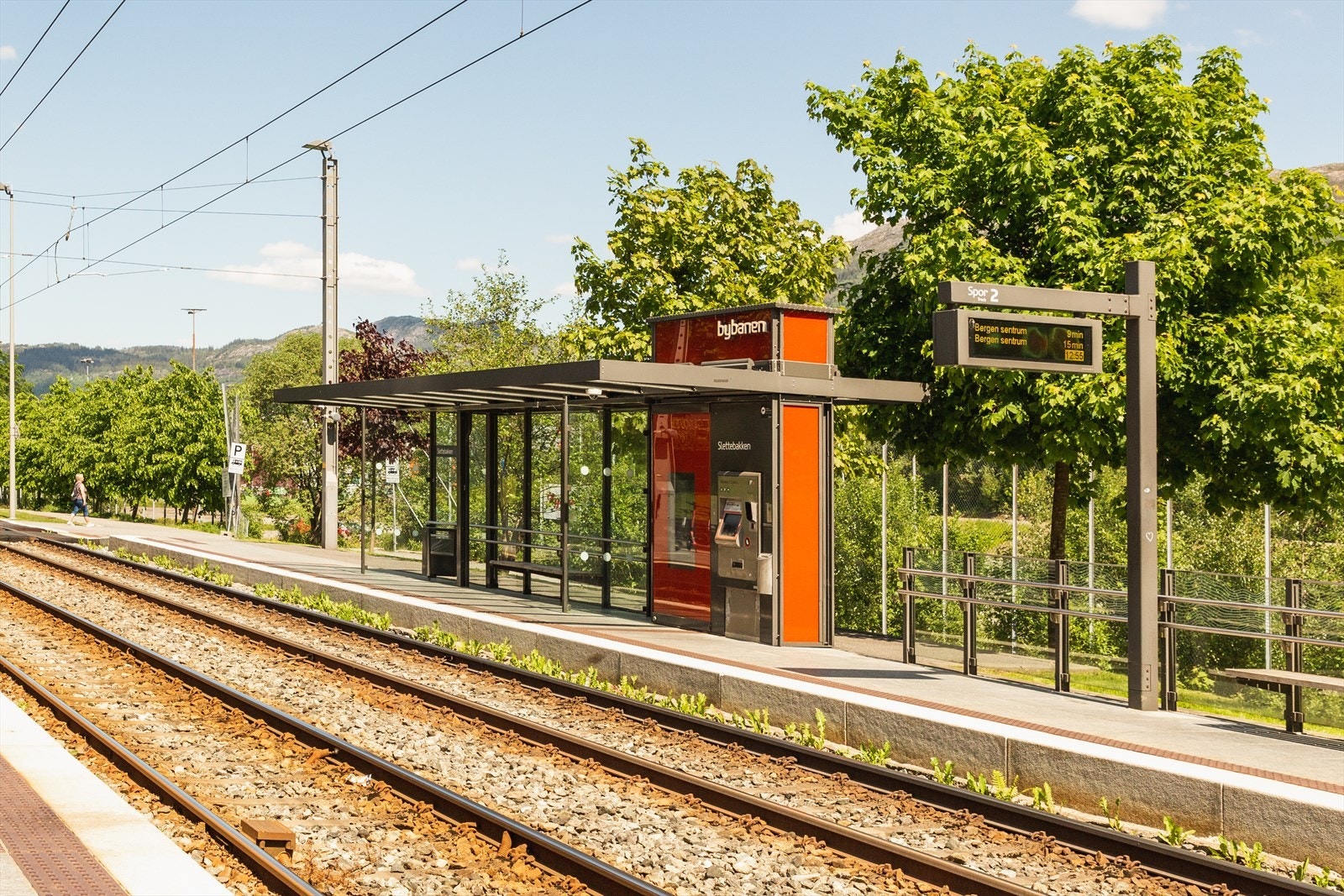Bybane- og busstopp er like ved leiligheten. Galleribilde