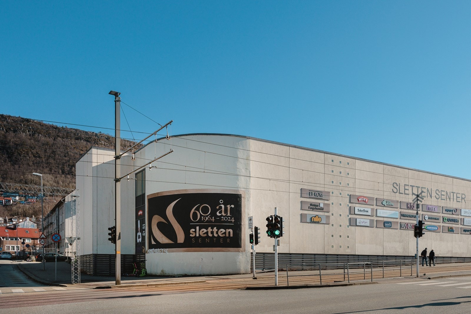 Sletten senter byr på alt fra apotek, kaféer, vinmonopol, lege, tannlege, restauranter og klesbutikker. Galleribilde