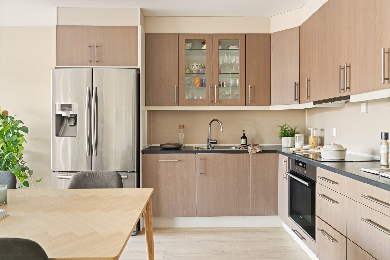 Kjøkkenet er utstyrt med mekanisk avtrekk, komfyrvakt og lekkasjevakt under skrog med vanninstallasjoner. Galleribilde