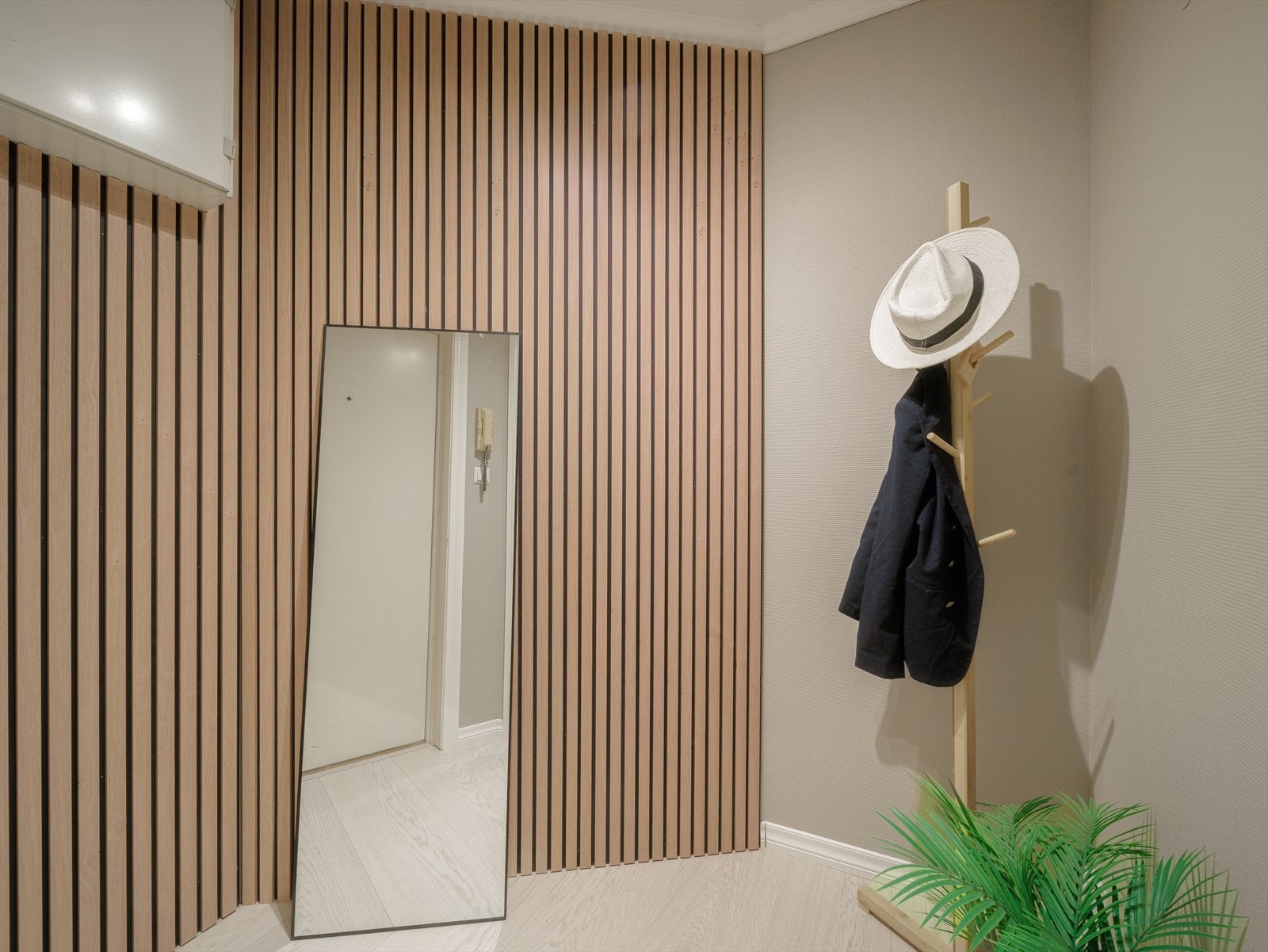 God plass til å henge ifra seg klær/sko og evt. lage en garderobeløsning Galleribilde