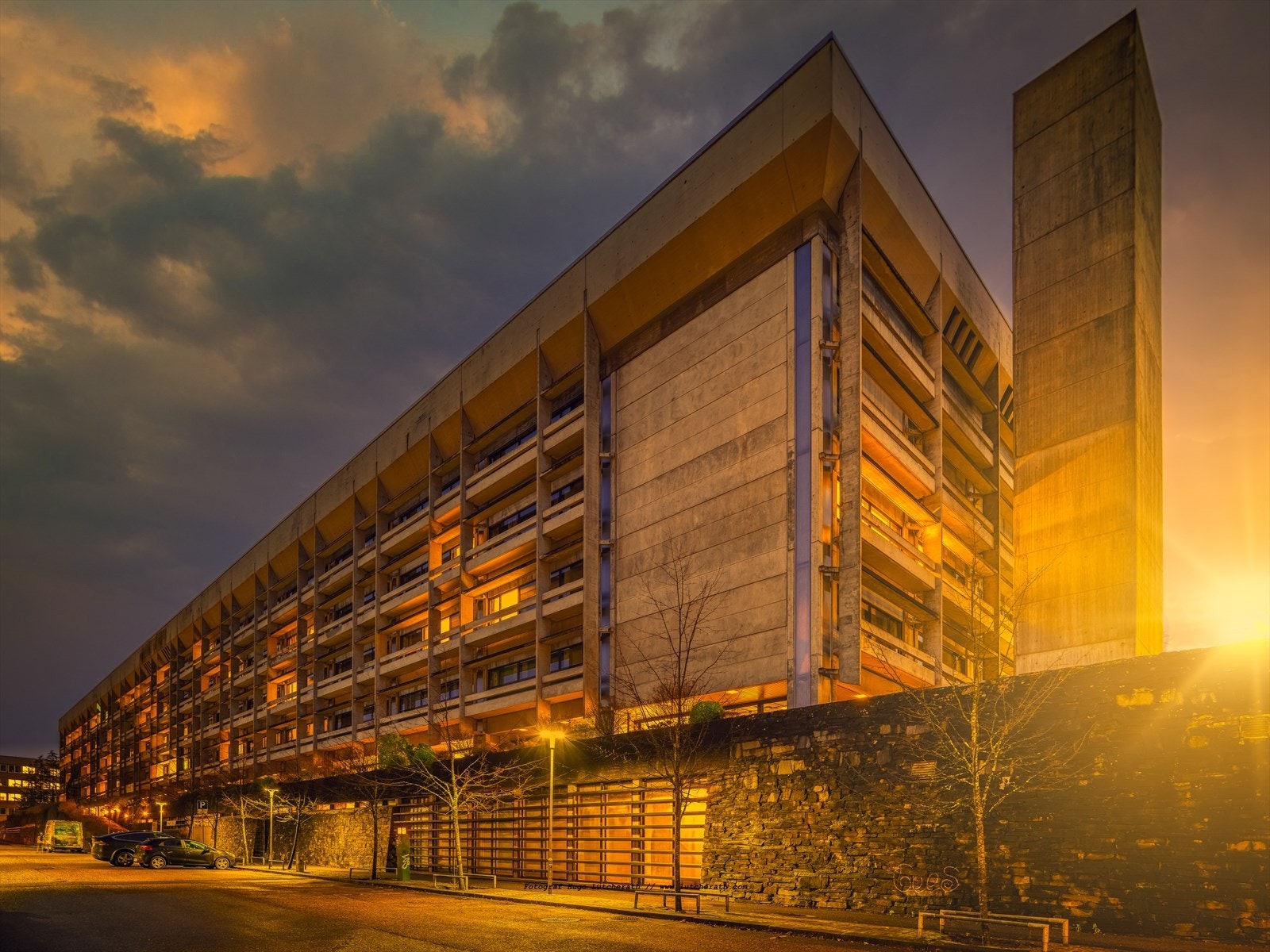 For studenter er det kort vei til alle byens studiesteder, nabo til Realfagbygget (bildet) og kort gangavstand til andre fakulteter til Universitetet i Bergen og BI. Galleribilde