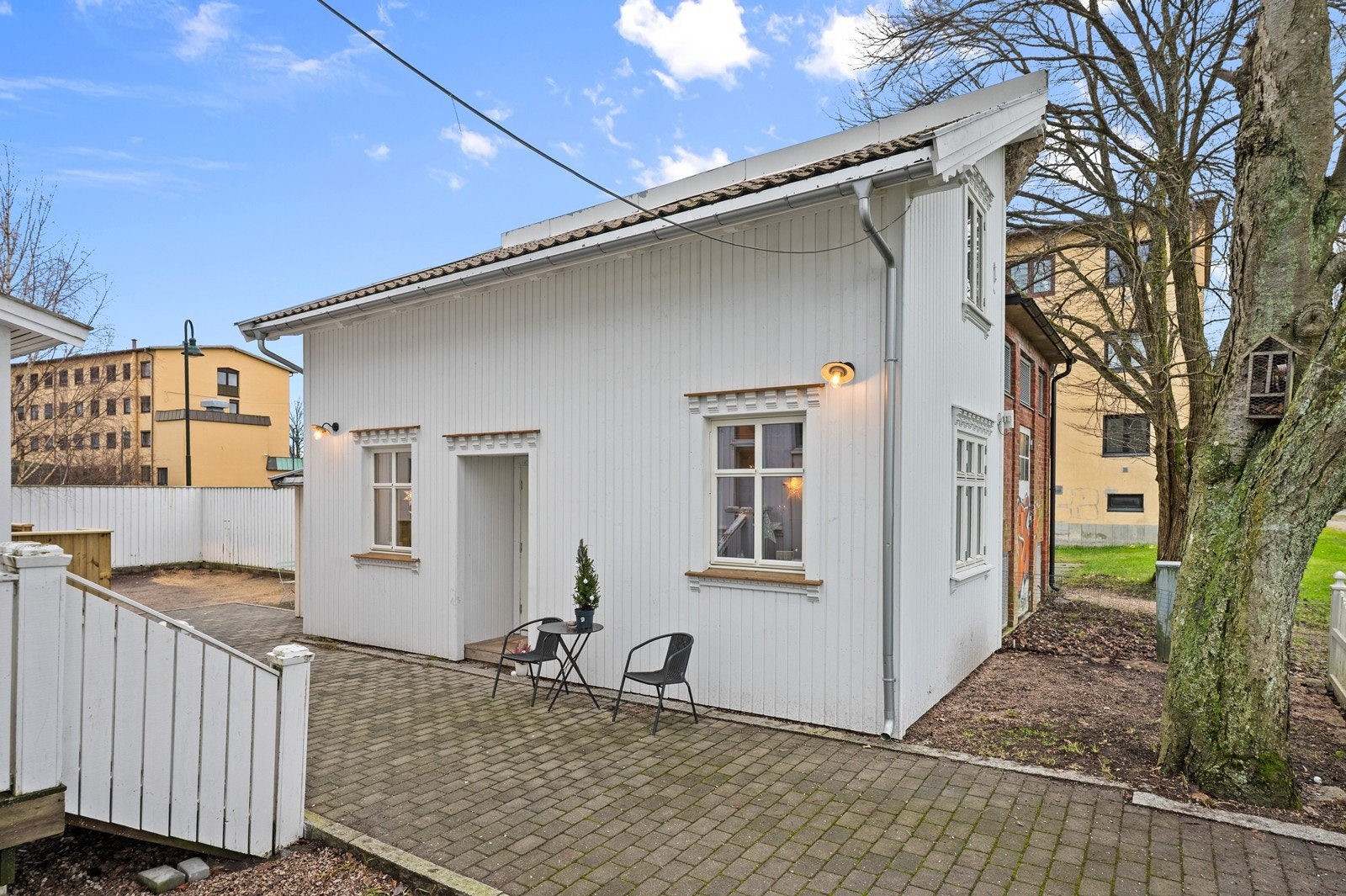 Inngangsparti med belegningsstein gir et ryddig førsteinntrykk. Galleribilde