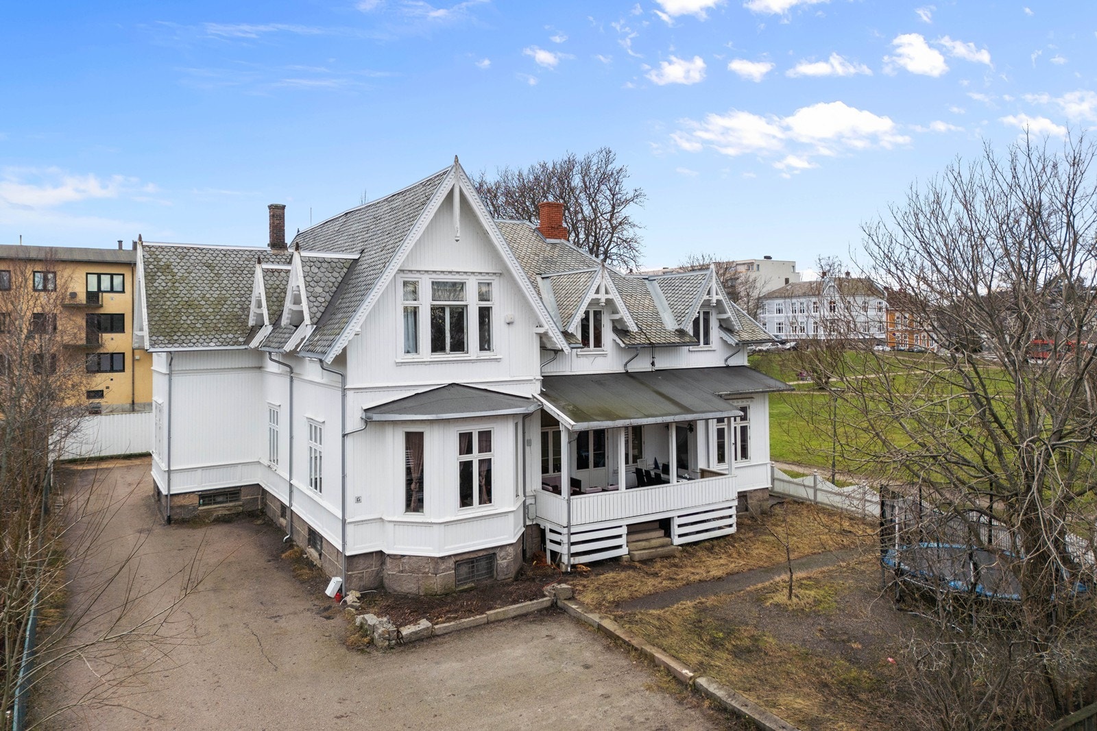 Tomten er fellesareal. Terrassen tilhører ikke denne seksjonen. Se nærmere spesifisering om bruksrett for deler av tomten beskrevet i salgsoppgaven. Galleribilde