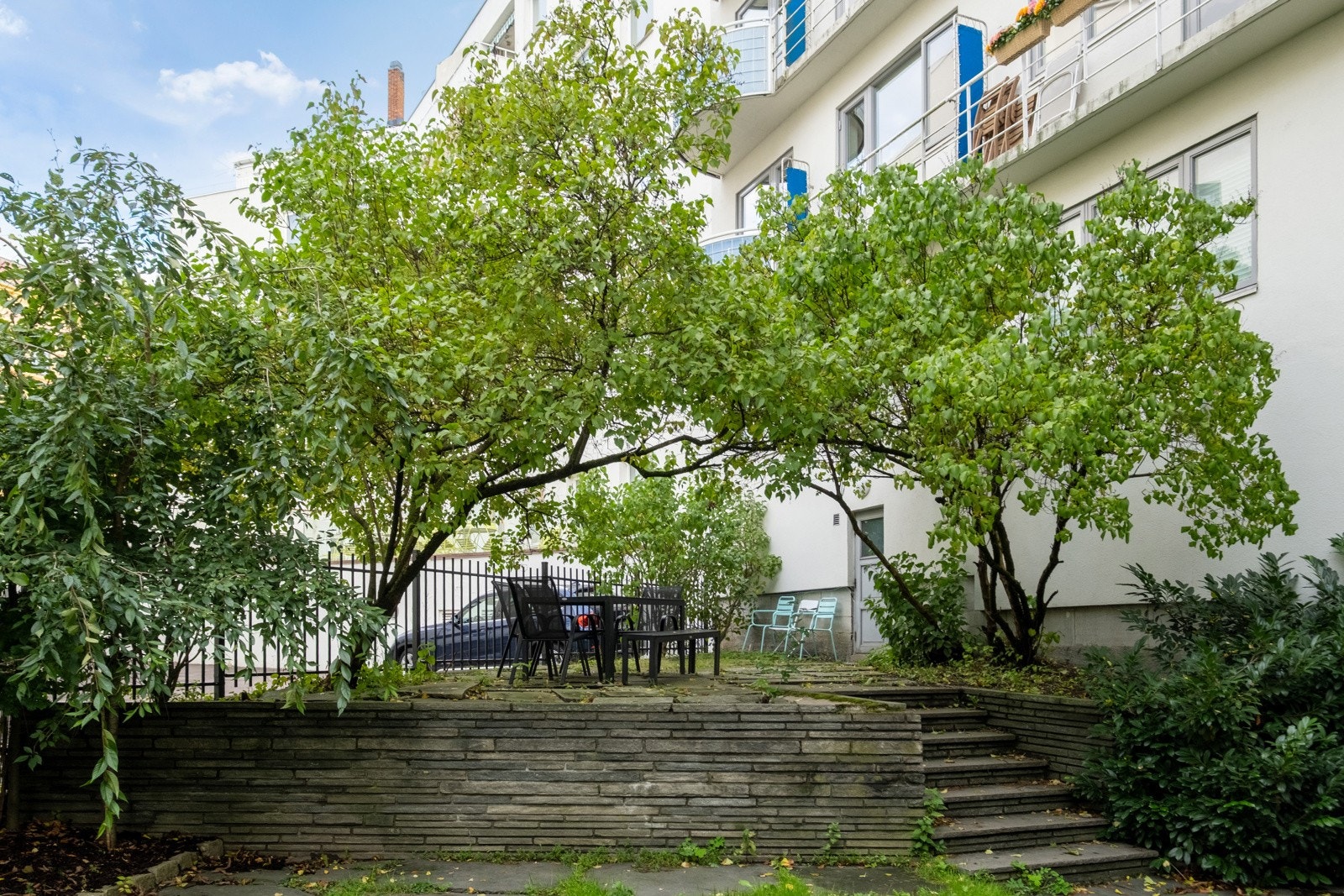 Bakgård med sittegrupper. Galleribilde