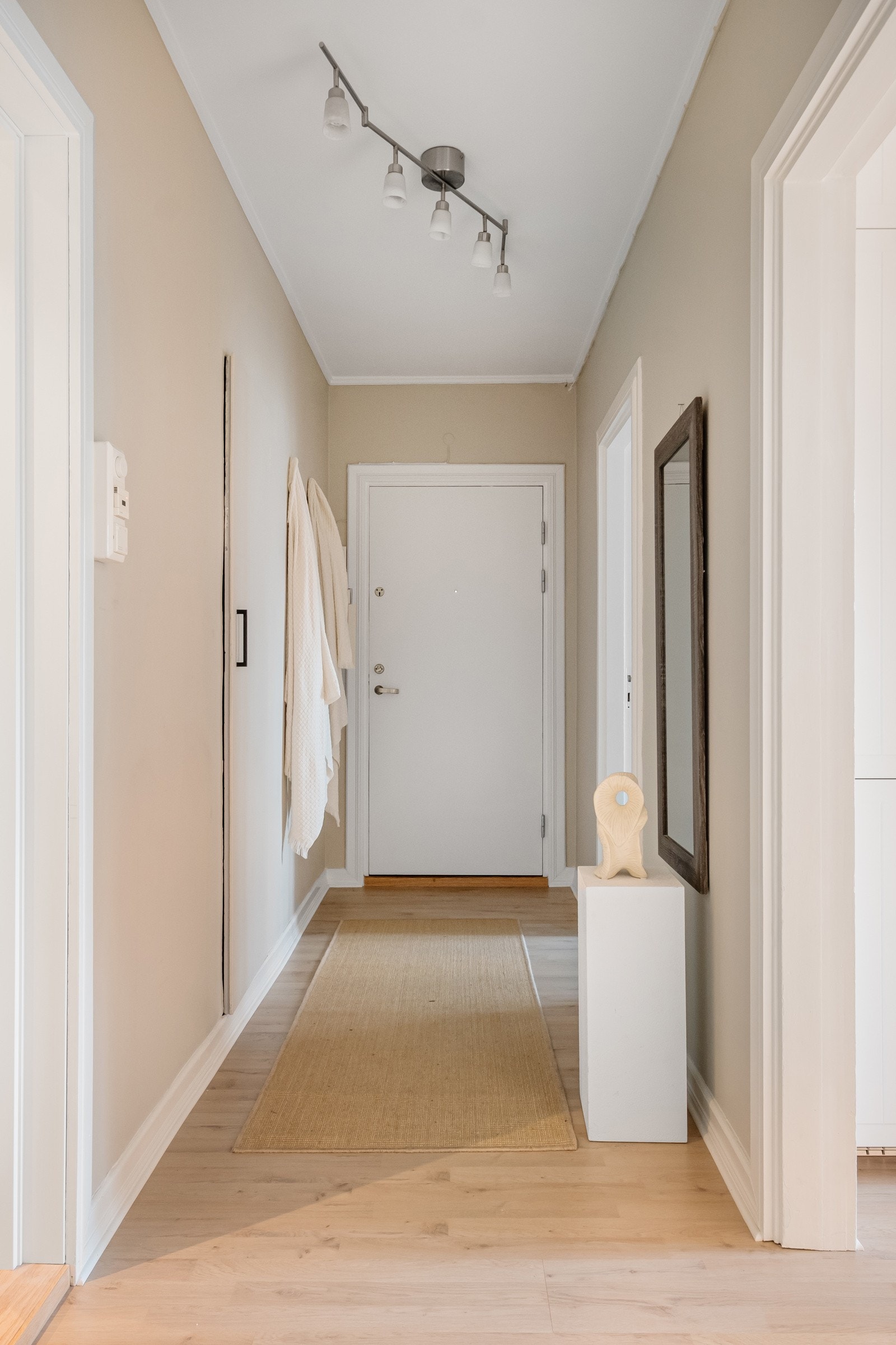 Fin og romslig entré med innebygd garderobeskap. Galleribilde