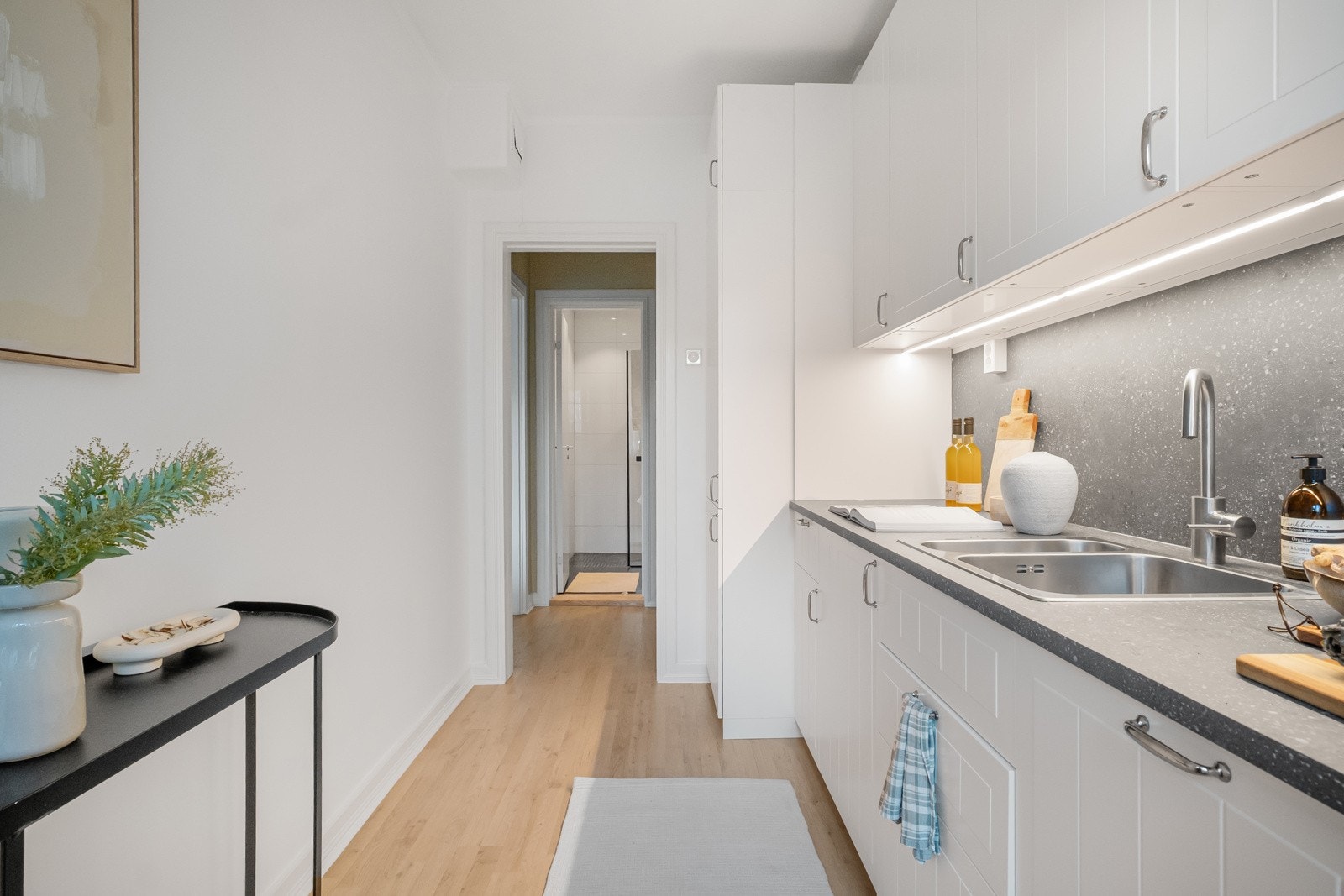 Kjøkkenet har gode oppbevaringsmuligheter og opplegg for vaskemaskin. Galleribilde