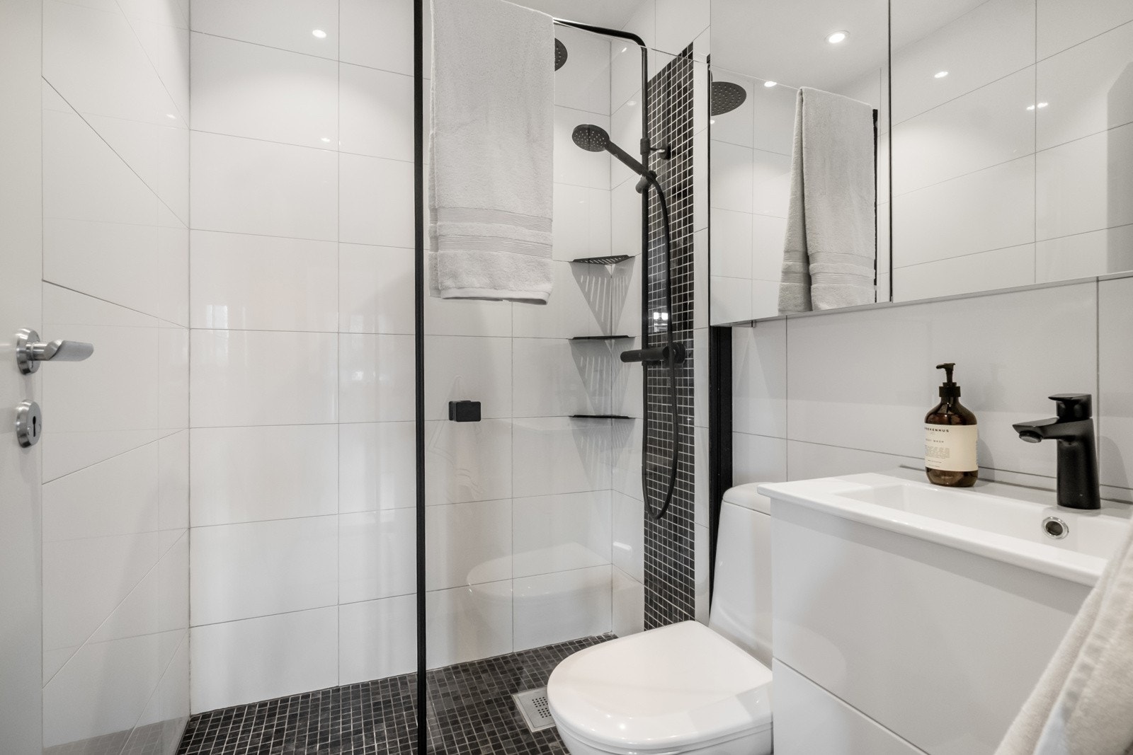 Pent flislagt bad fra 2009 med varmekabler i gulv. Galleribilde