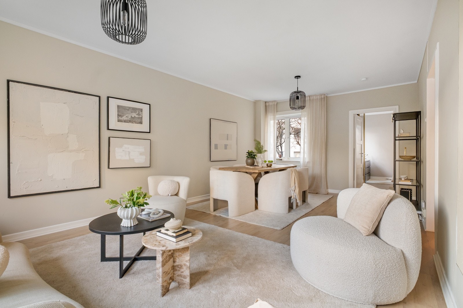 Store rom og vindusflater som gir mye lys og en god atmosfære i leiligheten. Galleribilde