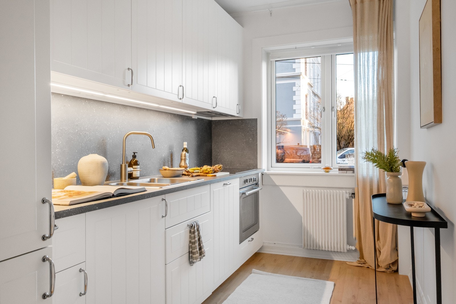 Nytt kjøkken fra IKEA med integrerte hvitevarer, samt fin plass til et mindre frokostbord. Galleribilde