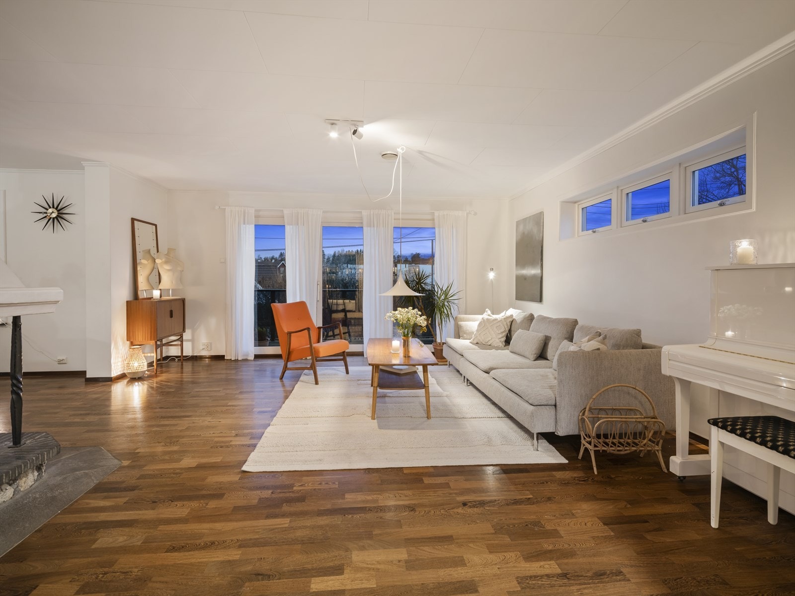 Utgang til stor og vestvendt terrasse fra stuen. Galleribilde