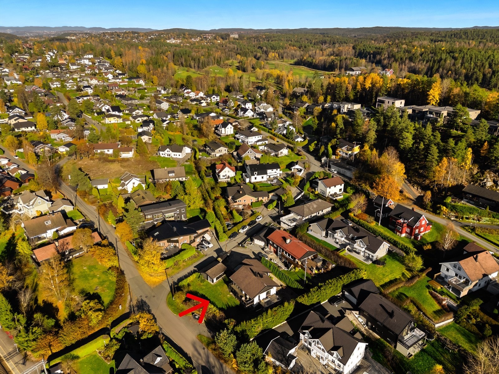 Et trygt og etablert eneboligstrøk med nærhet til golfbanen og marka. Kort avstand til togstasjonen på Greverud. Galleribilde
