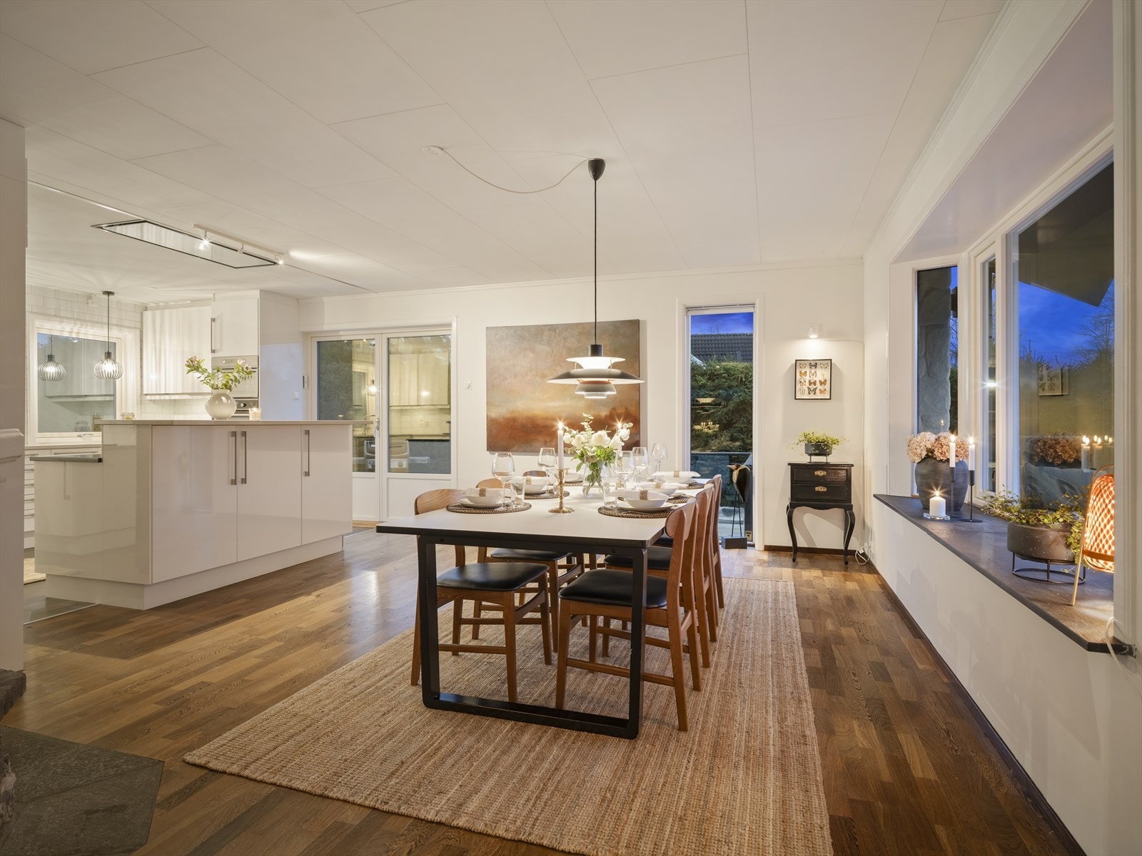 Sosial og åpen planløsning. Utgang til solrike uteplasser fra både stue og kjøkken. Galleribilde