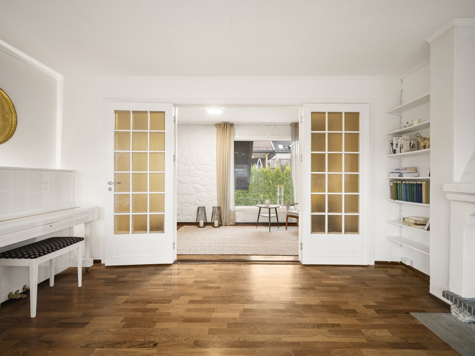 Åpen løsning og luftig mellom kjøkken, spisestue og stue. Peis med innsats. Galleribilde