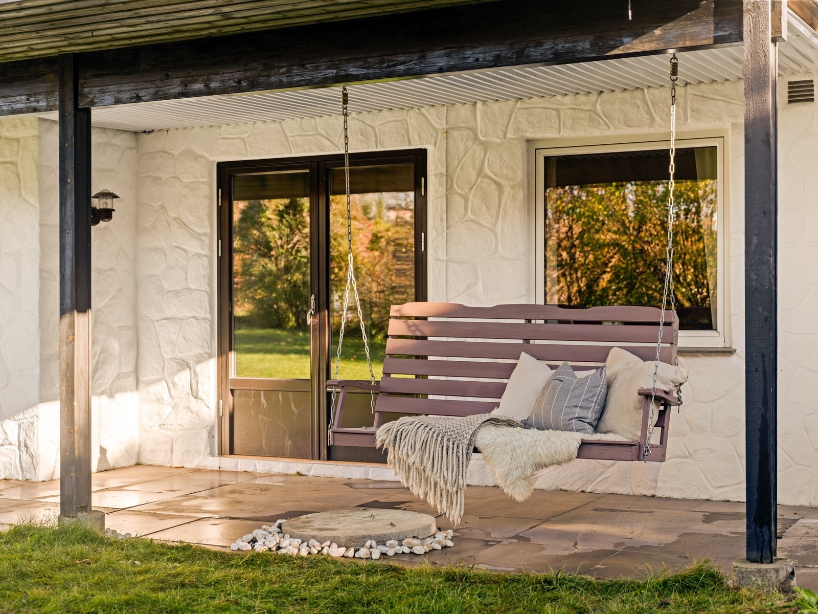 Utgang til trivelig hagegynge fra soverom, et deilig sted å nyte en kopp te. Galleribilde