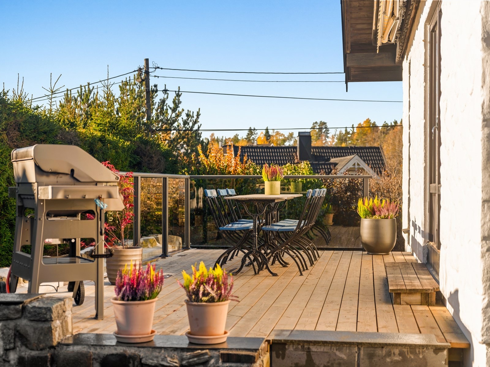 Utgang fra kjøkken til sydvendt solrik terrasse. Galleribilde