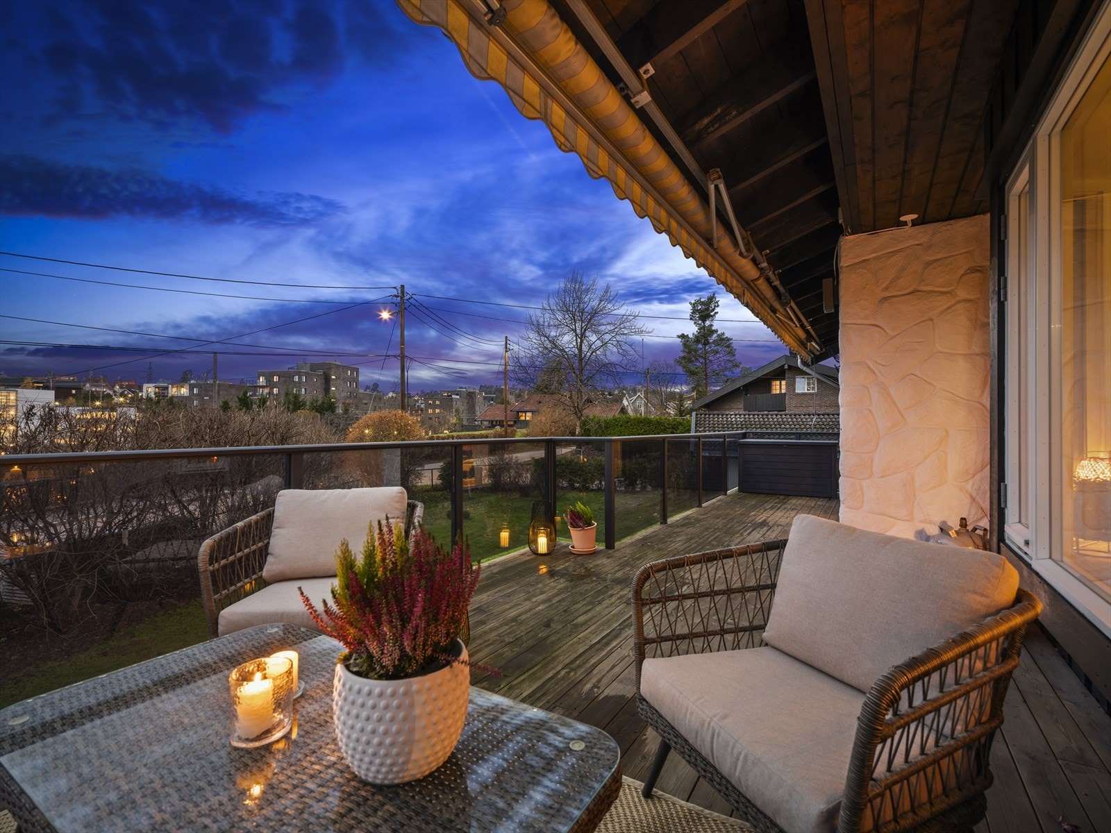 Vestvendt terrasse med utsikt og sol til langt på kveld. Galleribilde