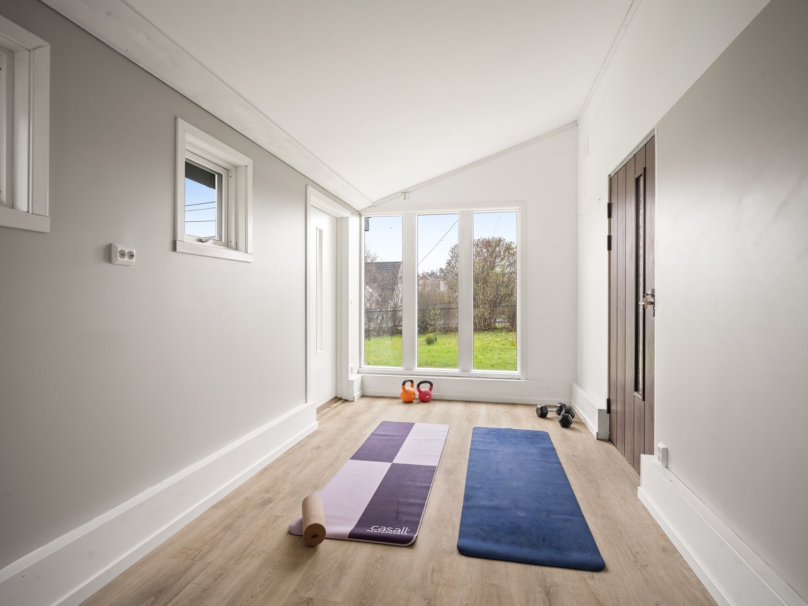 Isolert atelier, treningsrom eller hobbyrom i garasjebygget. Galleribilde