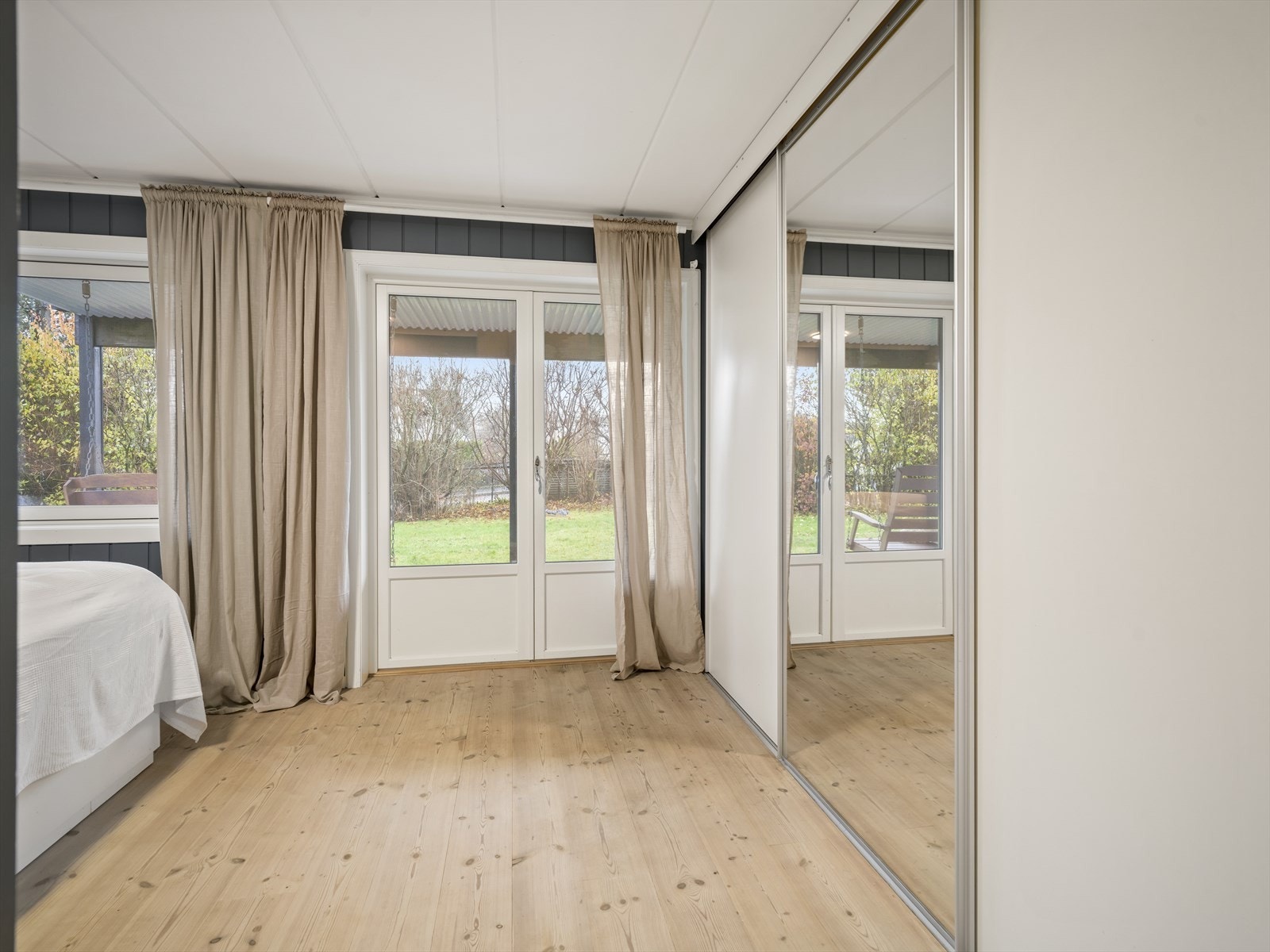 Hovedsoverom med walk-in avdeling og utgang til hage. Galleribilde