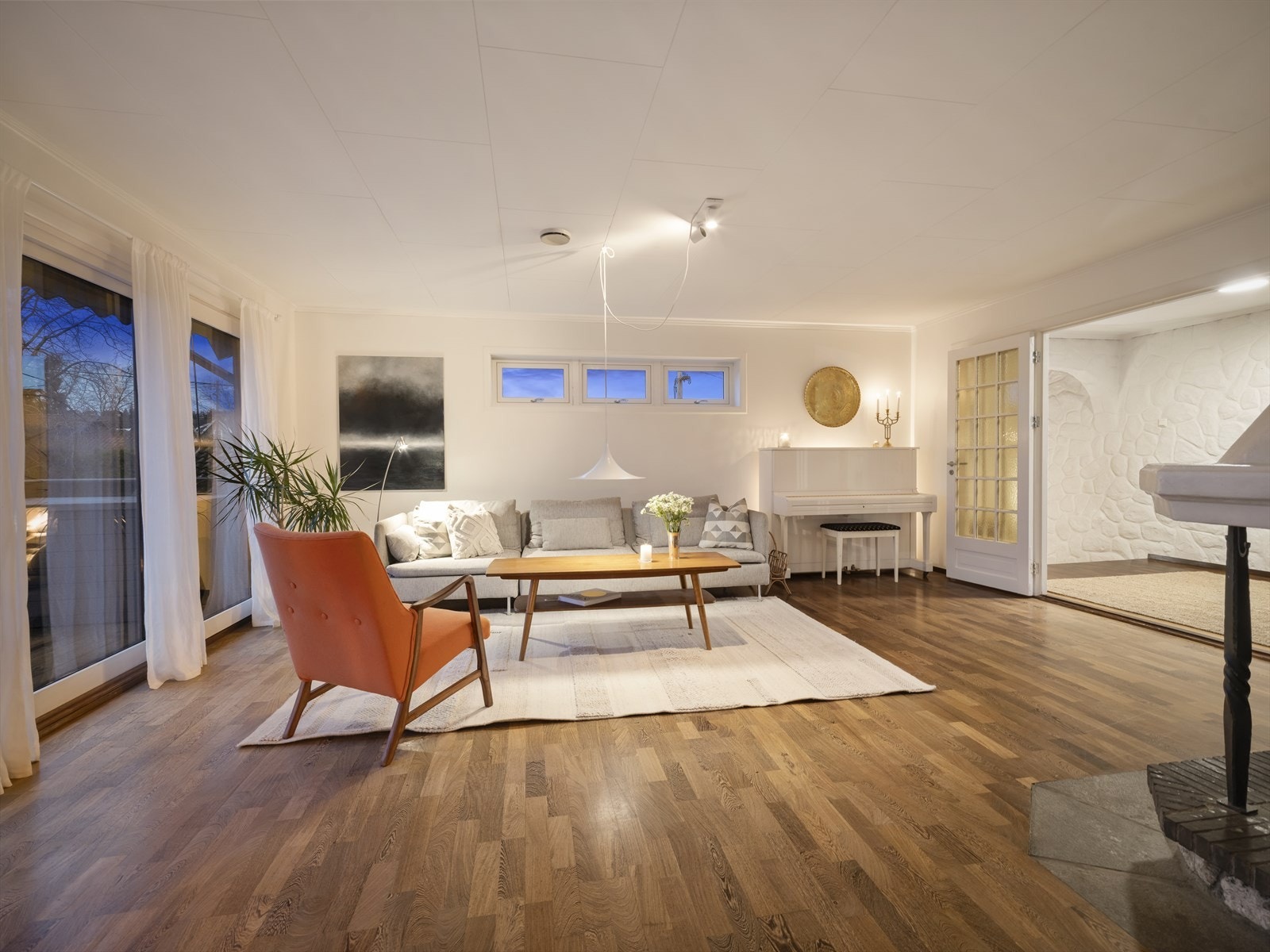 Mye lys fra store glassflater. Gode møbleringsmuligheter. Galleribilde