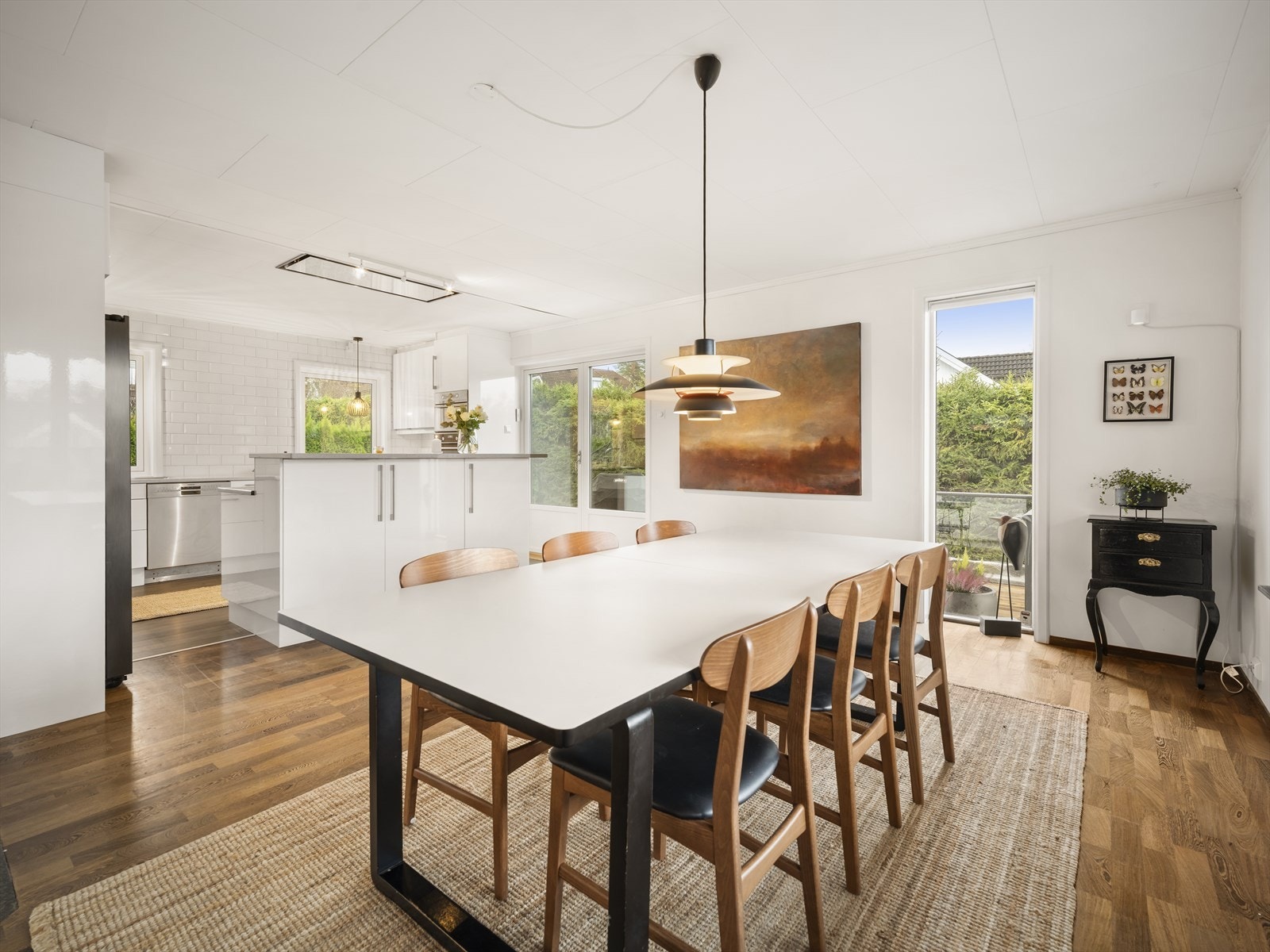 Praktisk med kjøkkenøy mellom spisestue og kjøkken. Galleribilde