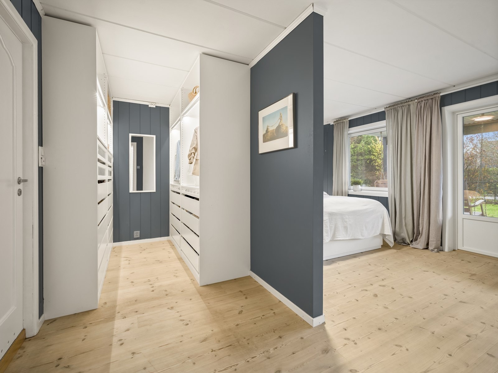 Hovedsoverom med walk-in avdeling og utgang til hage. Galleribilde