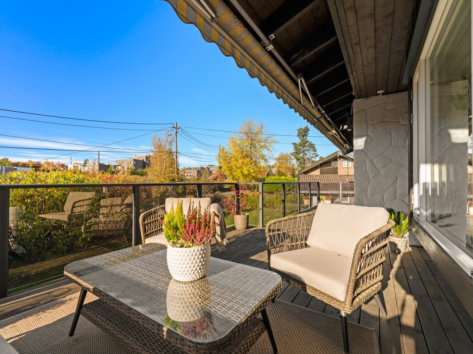 Vestvendt terrasse med kveldssol og utsikt. Galleribilde