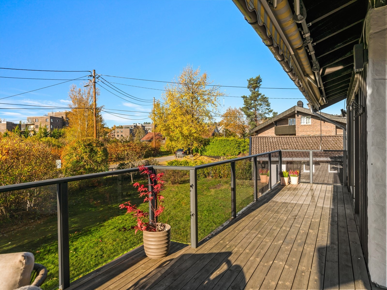 Vestvendt terrasse med kveldssol og utsikt. Galleribilde