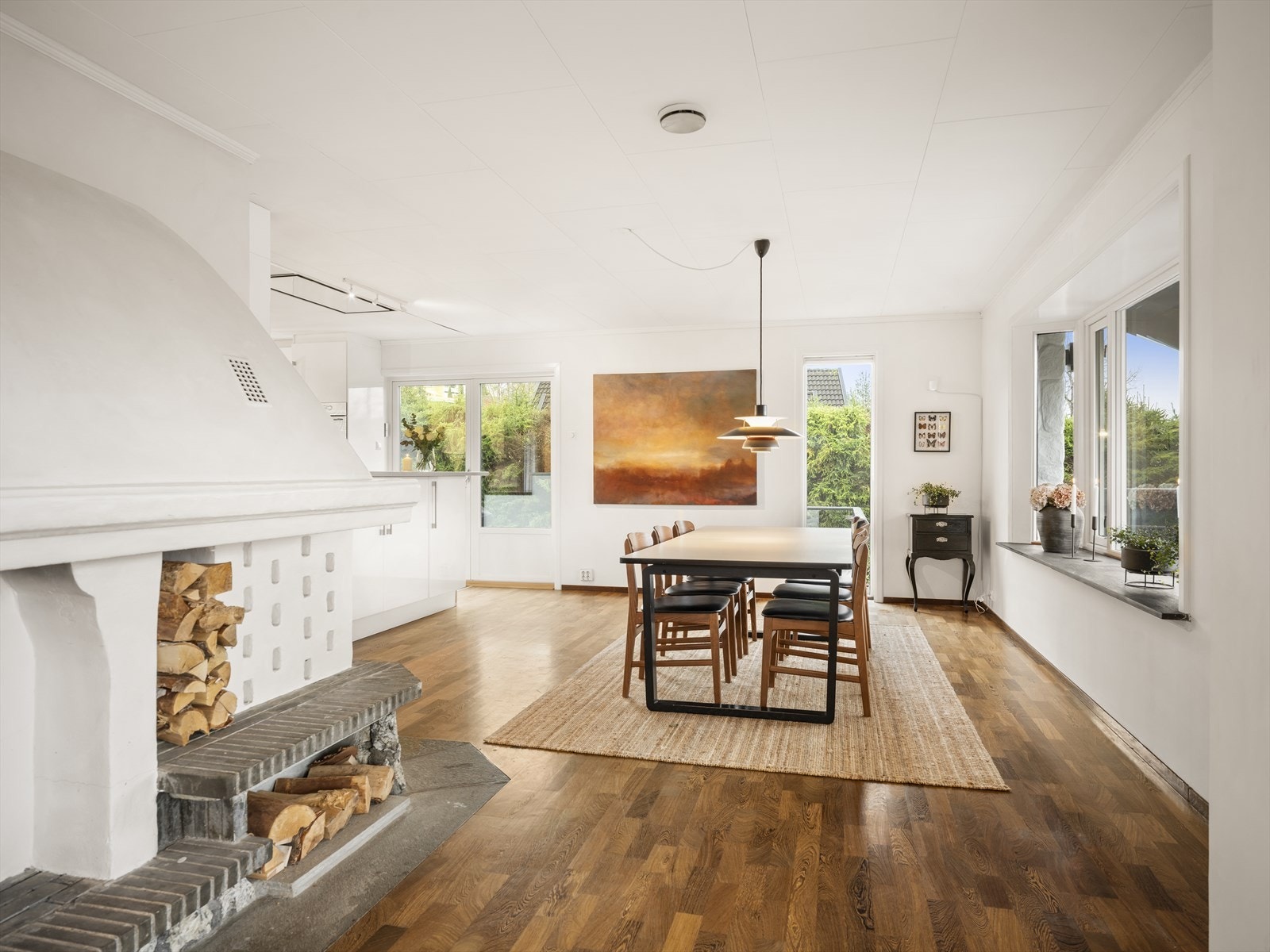 Lyst og luftig med solrike brede vinduskarmer. Her trives plantene godt. Galleribilde