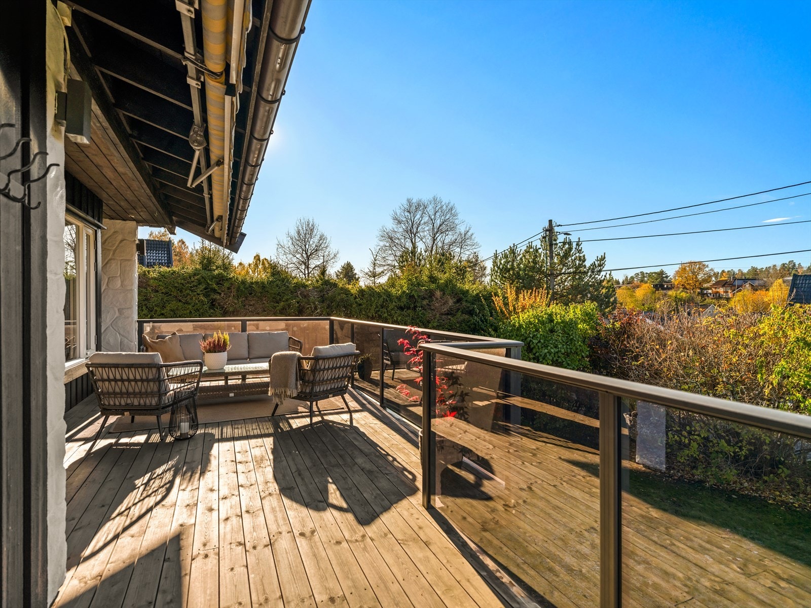 Vestvendt terrasse med kveldssol og utsikt. Galleribilde